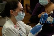 An assistant nurse manager prepares a COVID-19 vaccine on Staten Island. (Staten Island Advance/Paul Liotta)