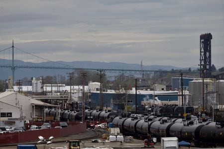 Multnomah County calls on state regulators to block Zenith Energy’s crude oil storage in Portland
