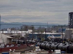 Multnomah County calls on state regulators to block Zenith Energy’s crude oil storage in Portland
