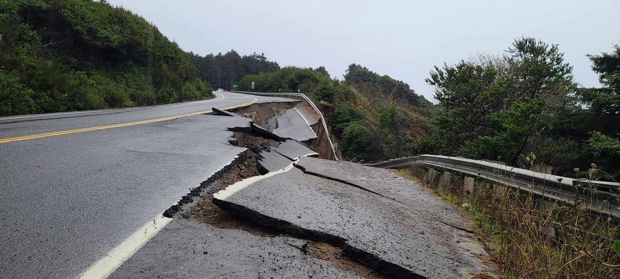 Road collapse between Pacific City and Tiera Del Mark