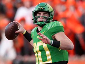 Bo Nix tells prospective players why they should come to Oregon